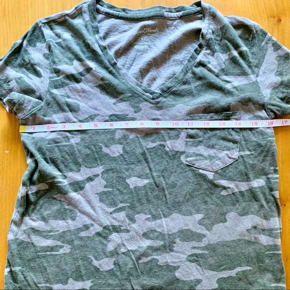 ✨ Universal Thread Camo V Neck Pocket Tee - XS - Picture 5 of 7